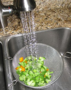 Drain the broccoli and carrots in a strainer and cool with tap water